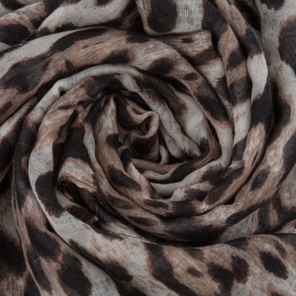 Leopard Large Print Scarf NWT - Picture 4 of 5